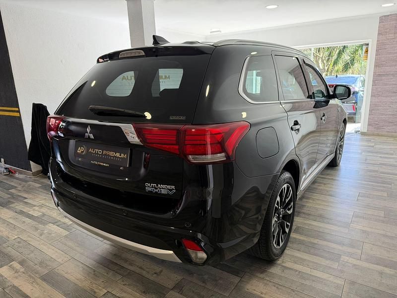Usado Mitsubishi Outlander Instyle 203 HP (149 kW) 2018 Preto SUV