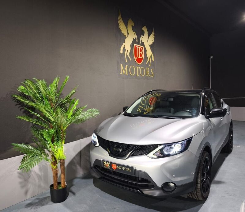 Cinza Usado 2017 Nissan Qashqai Tekna SUV | € 18.900 (Caro) - Imagem 1/4