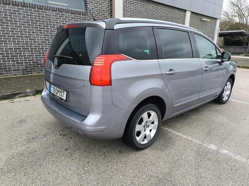 Usado Peugeot 5008 120 HP (88 kW) 2015 Cinzento Monovolume