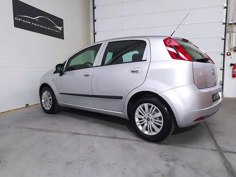 Usado Fiat Grande Punto Dynamic 75 HP (55 kW) 2010 Cinza Citadino