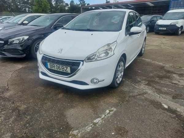 Branco Usado 2015 Peugeot 208 Citadino | € 9.950 (Preço justo) - Imagem 1/4