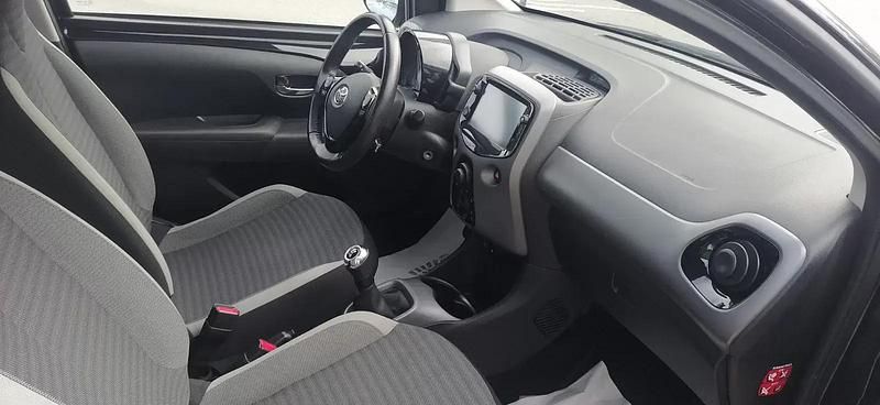 Usado Toyota Aygo 75 HP (55 kW) 2019 Preto Citadino