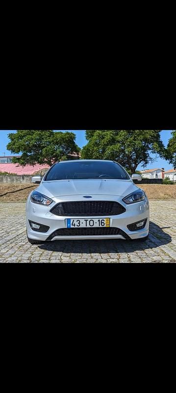 Usado Ford Focus 125 HP (91 kW) 2017 Cinzento Citadino