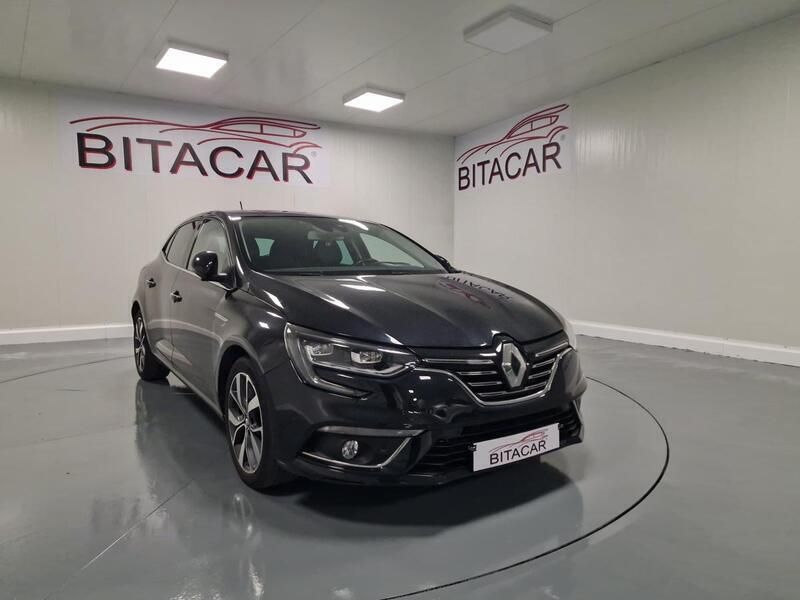 Usado Renault Mégane III 110 HP (80 kW) 2016 Preto