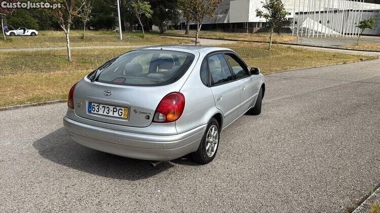 Cinza Usado 2000 Toyota Corolla Sedan | € 2.500 - Imagem 1/1