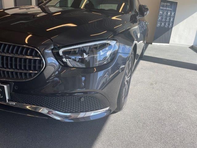 Selenita cinza metálico Usado 2022 Mercedes E220 | € 55.000 (Caro) - Imagem 1/4