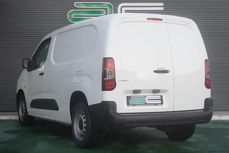 Usado Opel Combo 102 HP (75 kW) 2022 Branco Monovolume