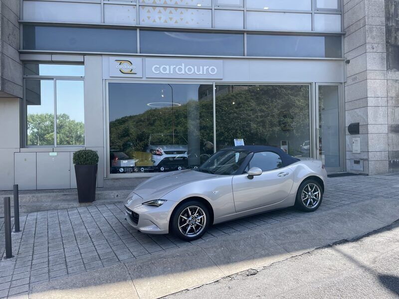 Usado Mazda MX5 Evolve 132 HP (97 kW) 2022 Cinzento preto Cabrios
