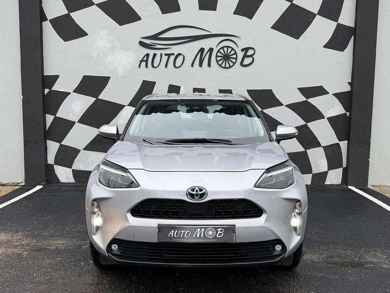 Usado Toyota Yaris Hybrid 116 HP (85 kW) 2022 Cinzento