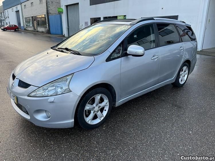 Cinza Usado 2010 Mitsubishi Grandis Invite Monovolume | € 6.850 - Imagem 1/1