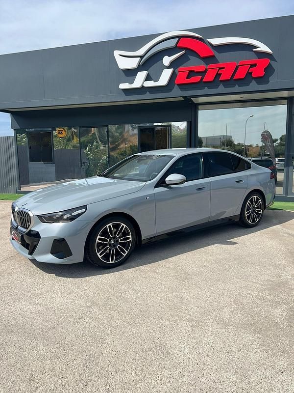 Cinza Usado 2024 BMW 520 Sedan | € 54.850 - Imagem 1/4