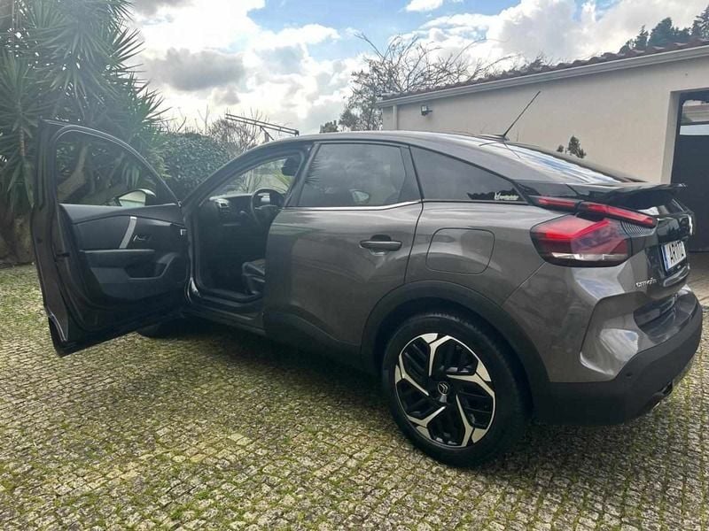 Cinzento Usado 2022 Citroën C4 PureTech Citadino | € 18.000 (Preço justo) - Imagem 1/4
