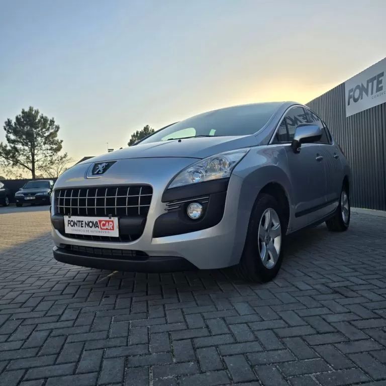 Cinzento prata metalizado Usado 2013 Peugeot 3008 Allure Monovolume | € 10.500 (Bom preço) - Imagem 1/4