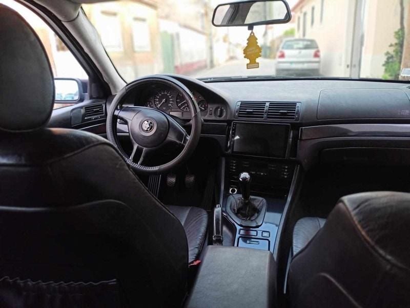 Preto Usado 2001 BMW 520 Carrinha | € 3.500 - Imagem 1/4