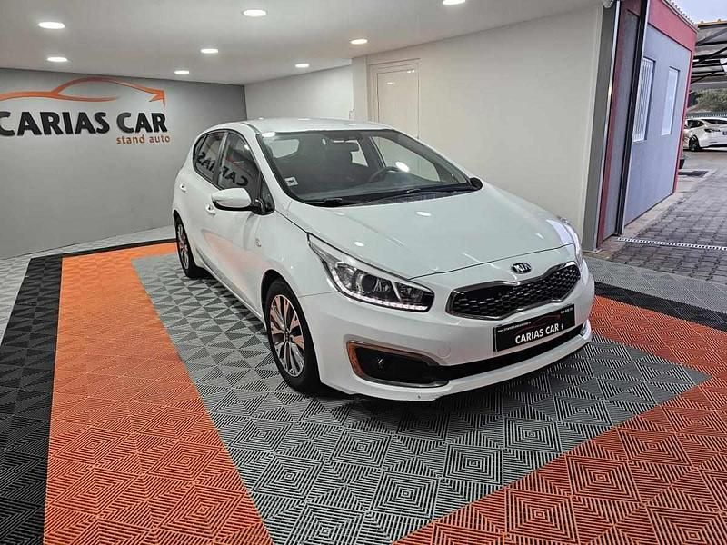 Usado Kia Ceed EX 90 HP (66 kW) 2017 Branco Citadino