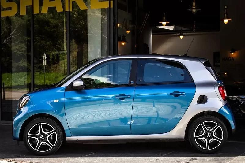 Usado Smart ForFour Electric Drive Pulse 60 kW (82 HP) 2020 Azul escuro