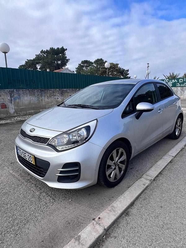 Cinzento Usado 2016 Kia Rio Sedan | € 7.500 (Super Preço) - Imagem 1/4