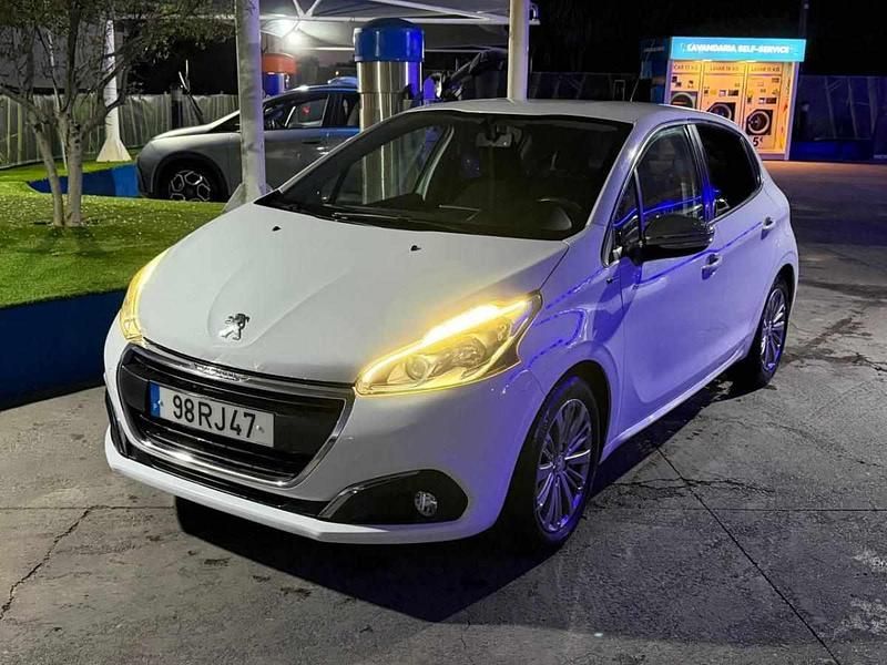 Branco Usado 2016 Peugeot 208 Citadino | € 9.000 (Preço justo) - Imagem 1/4