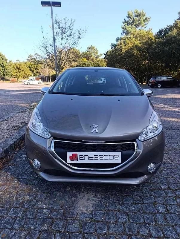 Cinzento Usado 2013 Peugeot 208 Allure Citadino | € 8.900 (Preço justo) - Imagem 1/2