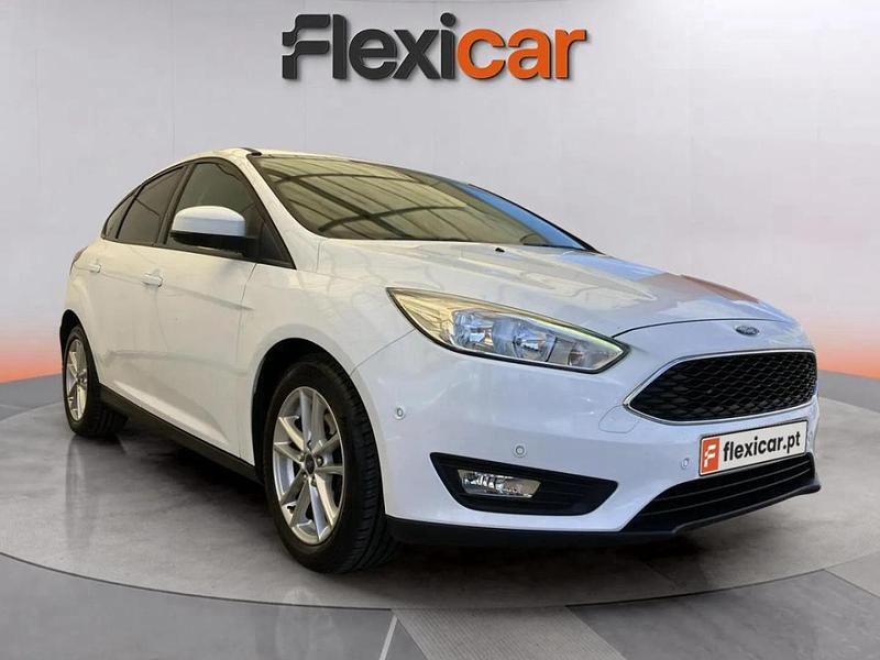 Branco Usado 2018 Ford Focus ST-Line Sedan | € 13.890 (Preço justo) - Imagem 1/4