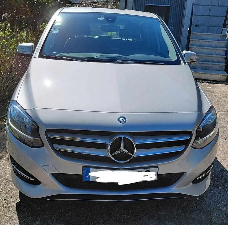 Usado Mercedes B180 109 HP (80 kW) 2017 Cinzento Monovolume