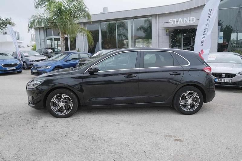 Usado Hyundai i30 120 HP (88 kW) 2022 Preto Citadino