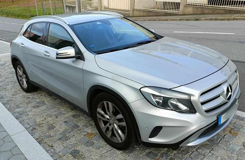 Cinzento Usado 2014 Mercedes 200 Citadino | € 15.500 - Imagem 1/4