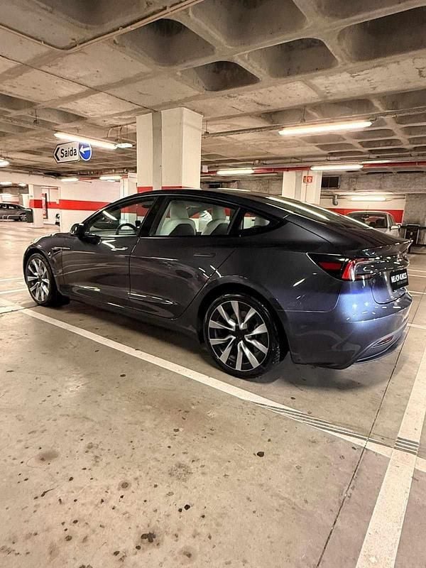 Cinza Usado 2024 Tesla Model 3 Sedan | € 45.990 - Imagem 1/1