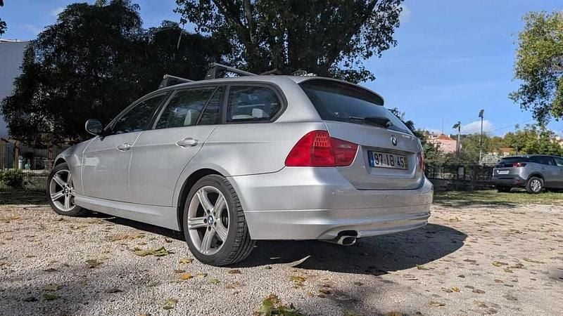 Cinzento Usado 2009 BMW 318 Carrinha | € 8.100 (Bom preço) - Imagem 1/4