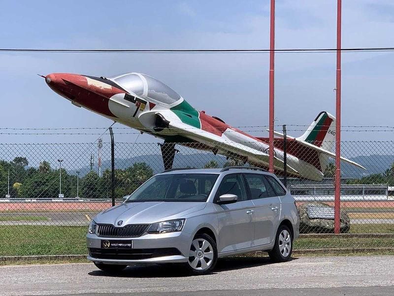 Cinza Usado 2018 Skoda Fabia Style Citadino | € 7.990 (Preço justo) - Imagem 1/4