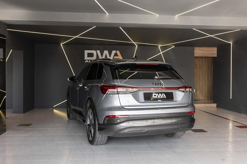 Usado Audi Q4 e-tron 150 kW (204 HP) 2021 Azul SUV