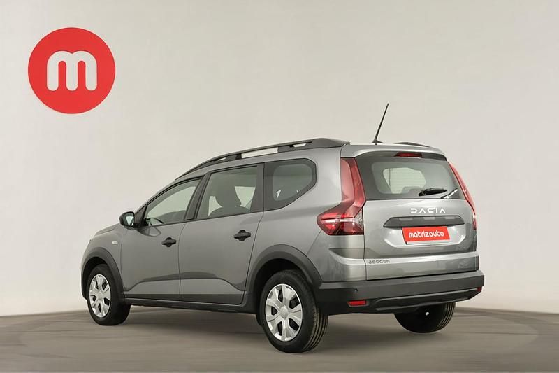 Usado Dacia Jogger Essentiel 101 HP (74 kW) 2024 Cinzento Monovolume