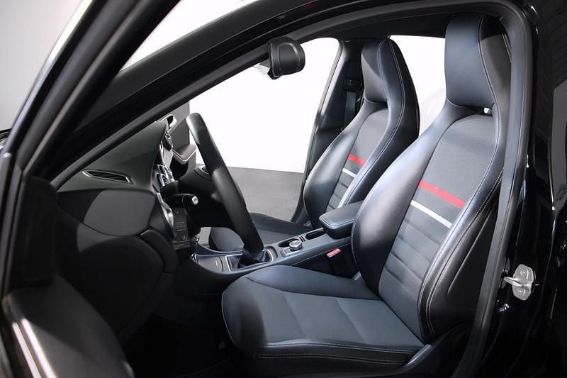 Usado Mercedes A160 Style 90 HP (66 kW) 2015 Preto