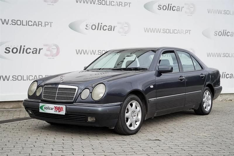 Cinza Usado 1998 Mercedes E220 Classic Sedan | € 6.250 - Imagem 1/4