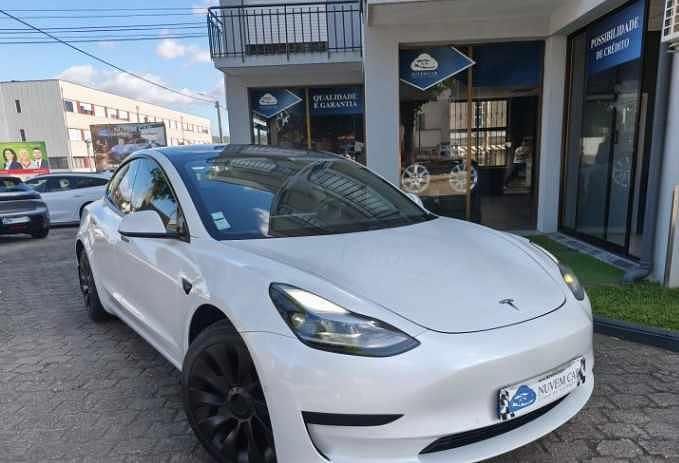 Branco Usado 2021 Tesla Model 3 Standard Range Plus Sedan | € 24.990 (Preço justo) - Imagem 1/4