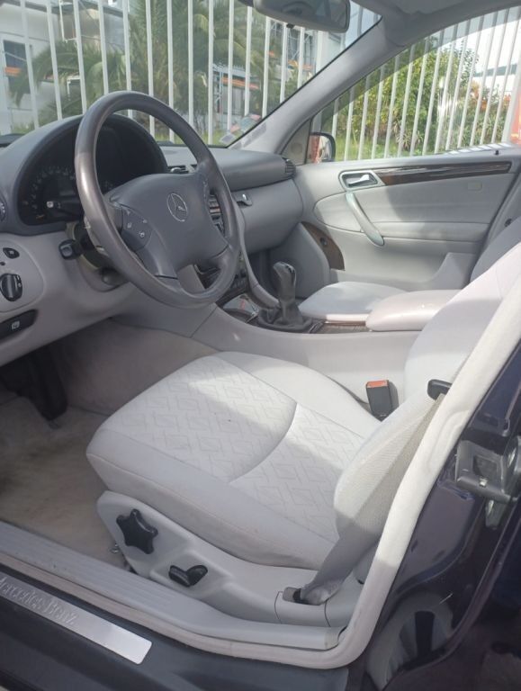 Usado Mercedes C220 143 HP (105 kW) 2004 Azul Coupé