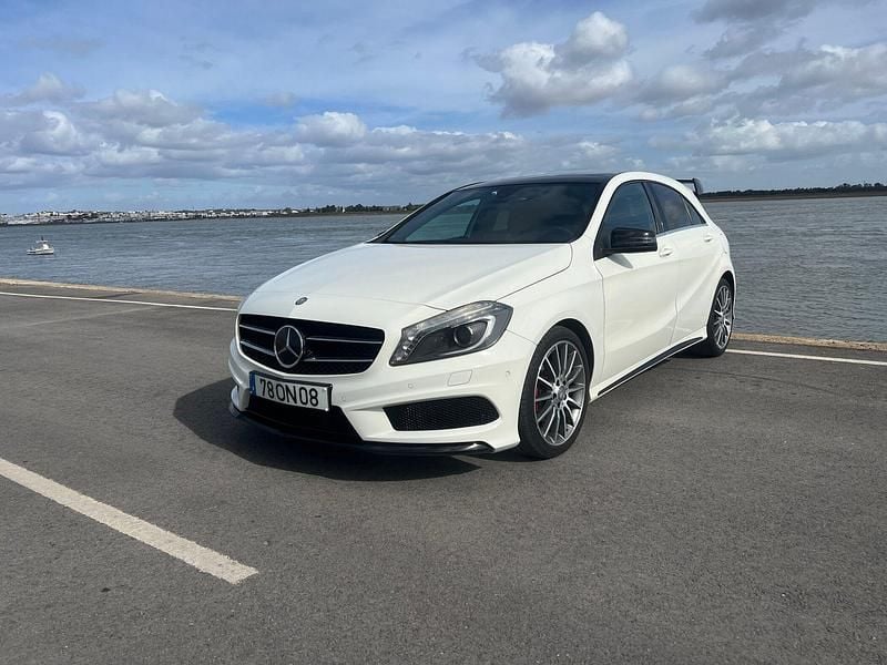 Branco Usado 2014 Mercedes A180 AMG line | € 18.400 - Imagem 1/4