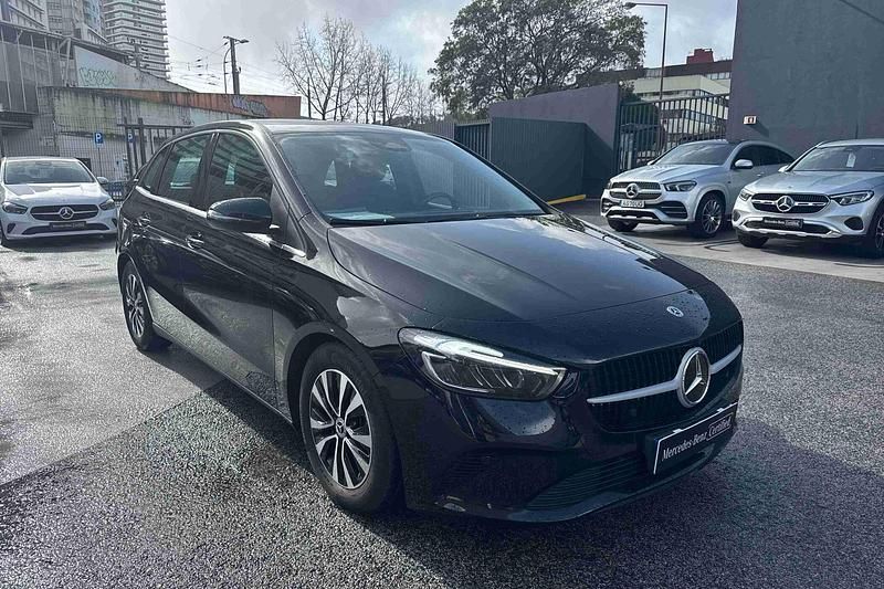 Usado Mercedes B180 116 HP (85 kW) 2024 Preto Monovolume