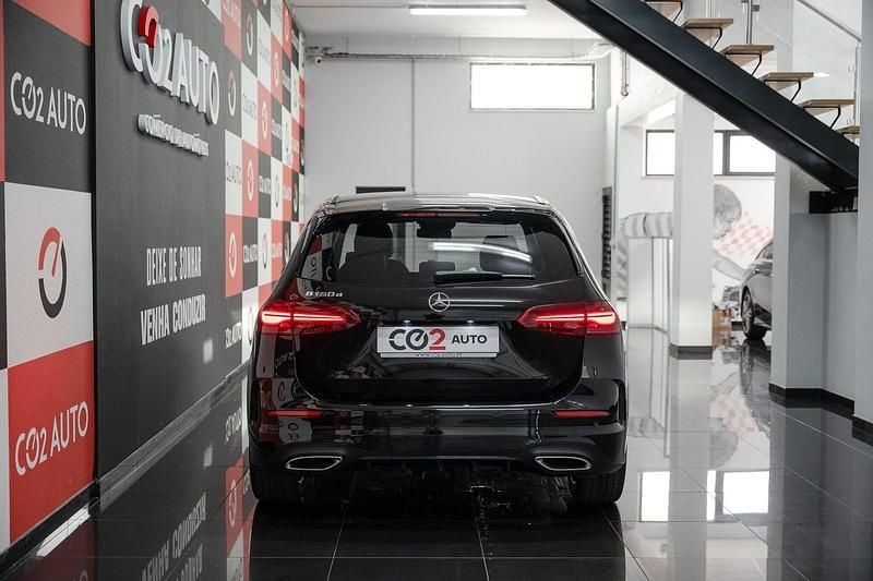 Usado Mercedes B180 AMG line 116 HP (85 kW) 2023 Preto Monovolume