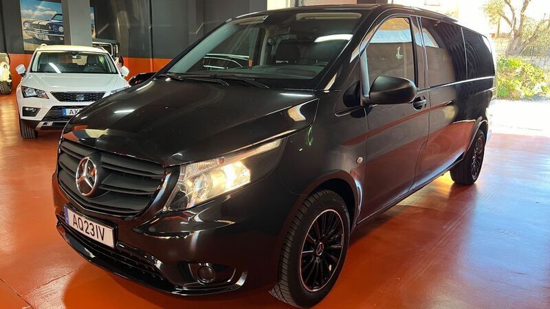 Preto Usado 2022 Mercedes Vito Monovolume | € 45.900 - Imagem 1/4