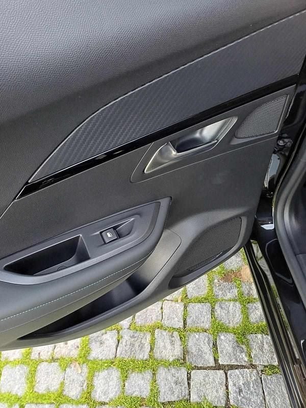 Usado Peugeot 2008 131 HP (96 kW) 2020 Preto SUV