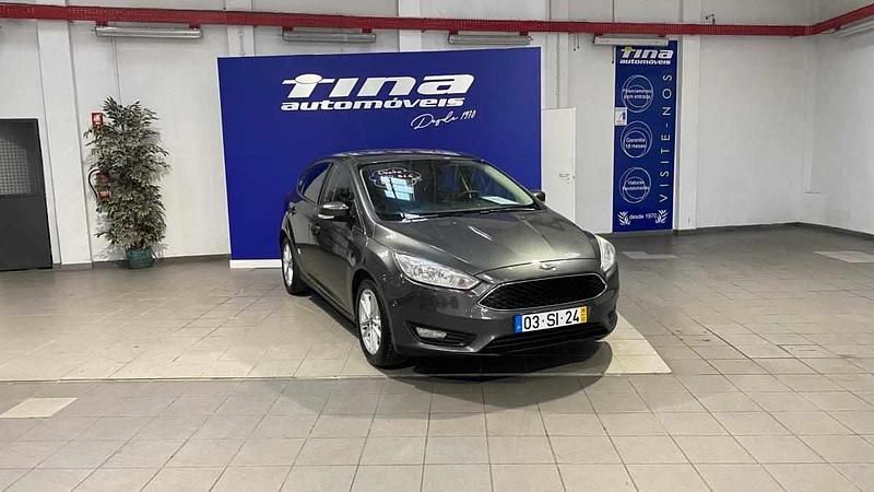 Usado Ford Focus 120 HP (88 kW) 2016 Cinzento Sedan