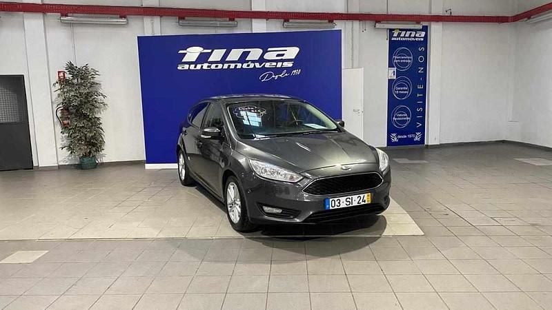 Cinzento Usado 2016 Ford Focus Sedan | € 10.850 (Caro) - Imagem 1/4