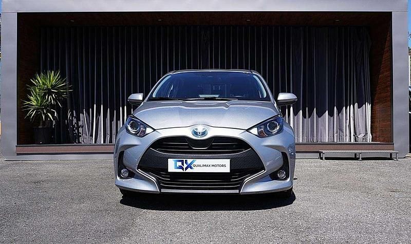 Usado Toyota Yaris Hybrid Comfort 116 HP (85 kW) 2021 Cinza
