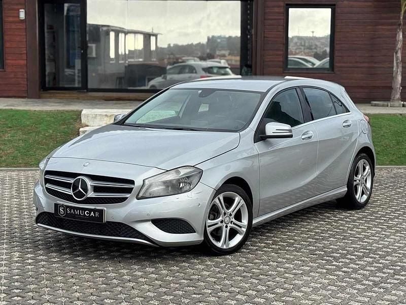 Cinza Usado 2013 Mercedes A180 Style Citadino | € 13.990 (Bom preço) - Imagem 1/4