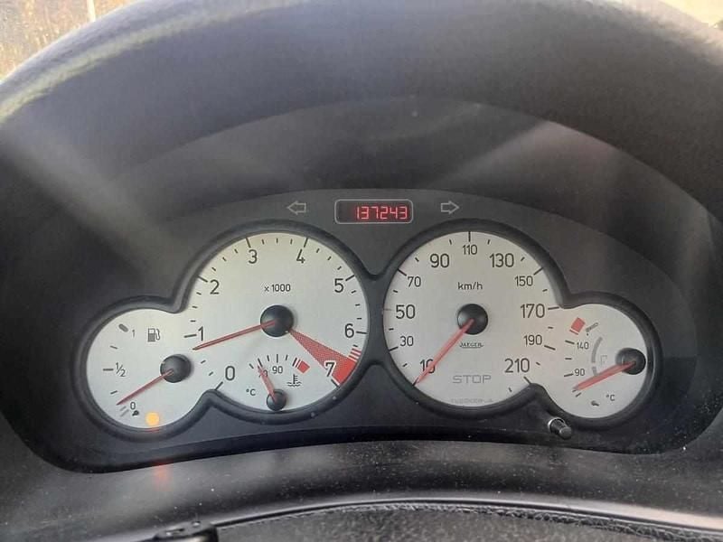 Usado Peugeot 206 109 HP (80 kW) 2001 Preto Cabrios