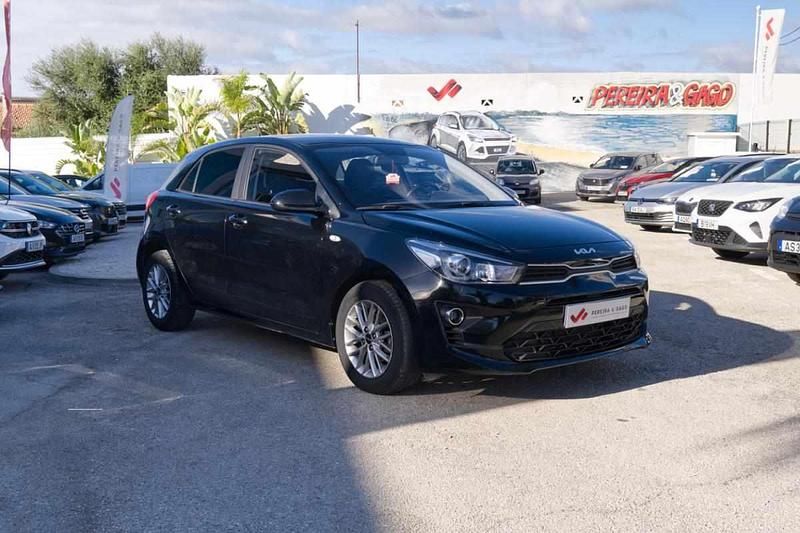 Preto Usado 2023 Kia Rio Citadino | € 15.450 (Preço justo) - Imagem 1/4