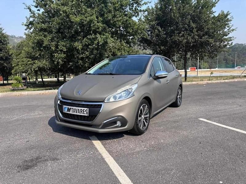 Cinzento Usado 2015 Peugeot 208 Citadino | € 7.900 (Preço justo) - Imagem 1/4