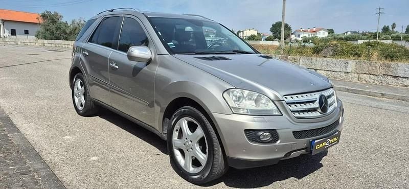 Cinza Usado 2007 Mercedes ML320 SUV | € 16.500 - Imagem 1/4