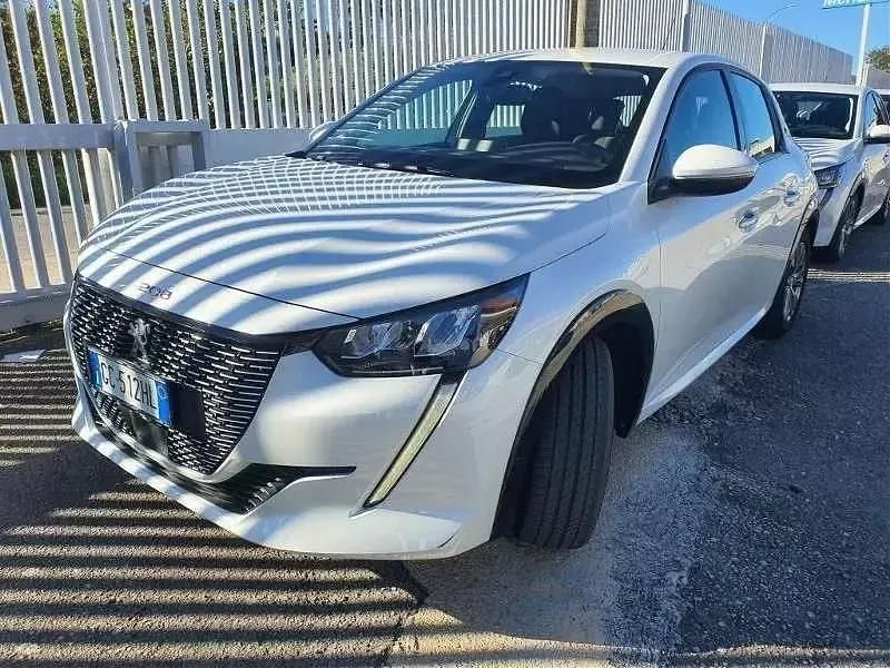 Usado Peugeot e-208 Allure 100 kW (136 HP) 2020 Branco Citadino